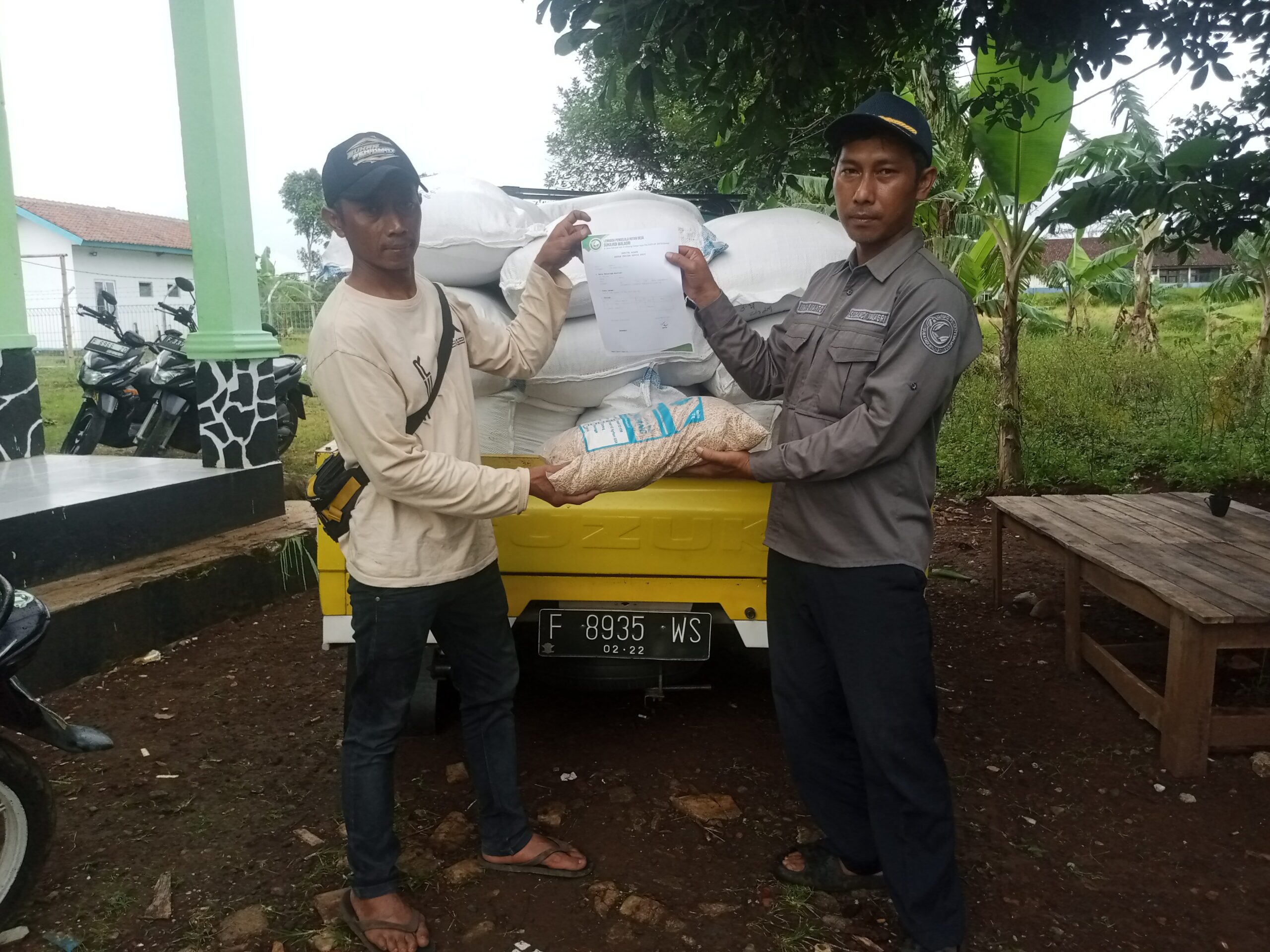 LPHD Sukajadi Walagri Kembali Salurkan Bibit Padi Gogo Infari 42 untuk Petani Blok Datar Nangka dan Cipayung